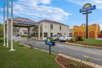 Days Inn by Wyndham Bainbridge - parking