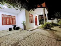 Rooftop Garden - 3 Bedrooms - Parking - 10MinBeach Hotel dekat Sri Sadun Viharaya