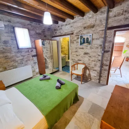 Skarinou's Landhouse Poolside Apartment