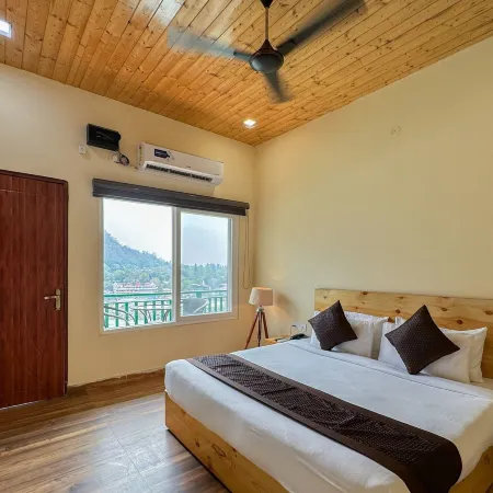 The Leisure Cave on the Ganges