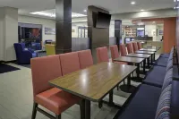 底特律坎頓TownePlace套房酒店 - 早餐