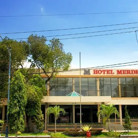 Hotel Merdeka Отели в г. Мадиун