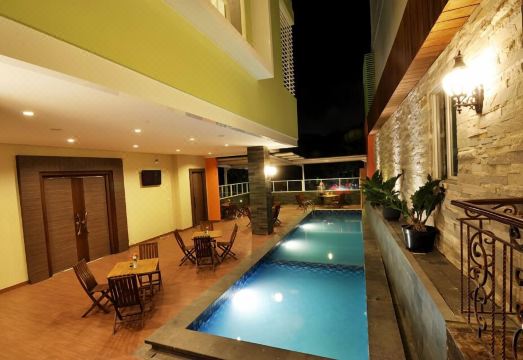 Pose In Hotel SoloOver view