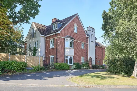 Host & Stay - Danford Court Отели в г. Соулихалл