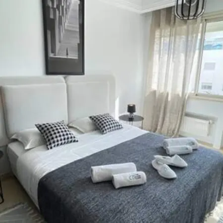 Black & White: Modern & Spacious