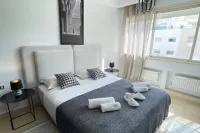 Black & White: Modern & Spacious Hotels near تونيـزيا مول