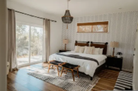 Sunset Glow Hidden Meadow BBQ HotTub by Casa Oso Hotels in 