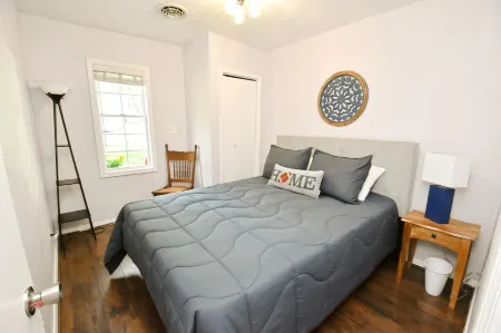 10 min Walk to ND Stadium 1820 Отели в г. Саут-Бенд