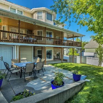 Mountain View Retreat: 2 BR/2 BA Spacious & Cozy!