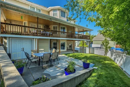 Mountain View Retreat: 2 BR/2 BA Spacious & Cozy!
