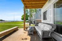 Seaside Serenity: 4Br Waterfront Gem in Branford – 5-Star Rated!