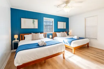 Pensacola Cottage - King Bed - Mins. from Beaches & Downtown - Pet Friendly Hotels near Pearson Vue Test Ctr