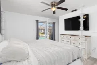 Charming 4-bedroom Pool and Hot Tub home with WiFi in delightful Port Charlotte Waves of Light附近的飯店