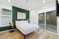 Bishop Arts~Dallas Skyline Views~Rooftop~3 Bedroom with Private Bathrooms