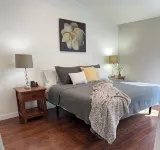 Modern Self check-inLarge Fenced Yard A/C Close to Everything Quiet Neighborhood