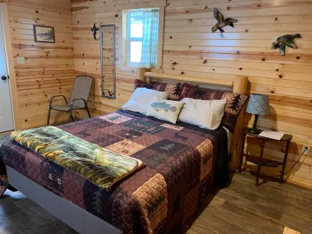 Cozy queen bed cabin with WiFi, fitness room in enchanting Aladdin