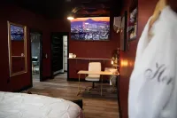 Farmhouse outskirts of Norman’s “Okla. University” fastWiFi, 2-75”TVs, KING BED