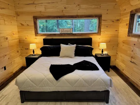 Hocking Hills -Brand New - Eaglerock Cabin