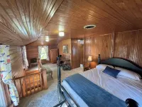 Wenopa - Charming 3-bedroom home on a Lake Manitou peninsula in Rochester Hotels in Fulton County