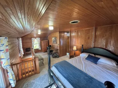 Wenopa - Charming 3-bedroom home on a Lake Manitou peninsula in Rochester