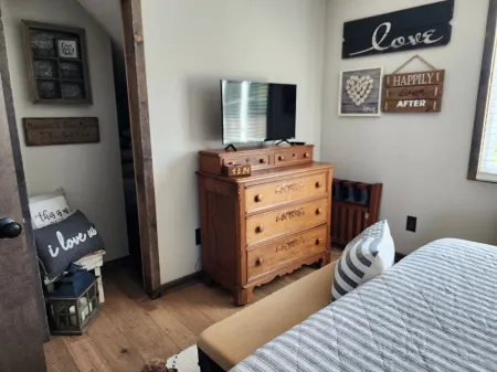 Tranquil Country Loft and backyard paradise in the rolling hills of Gambier, OH