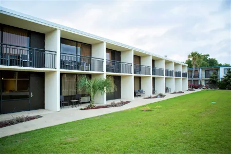 Royal Holiday Beach Resort Отели рядом с достопримечательностью «Biloxi Lighthouse»