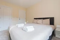 Cozy 2 bed flat with free parking near Willen Lake in Milton Keynes Hotel a 