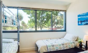 Waterfront (Yarra St) by Gold Star Stays