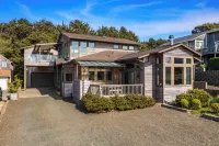 The Castle Rock Estate by AvantStay Steps From Arch Cape beach w Hot Tub Sauna