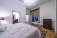 The Plum Suite - Spacious, Luxury 1-bedroom Apartment in Downtown Sedalia