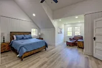 Newly Renovated & Spacious 4/3.5 Peaks Ridge @ Downtown Clayton - Pet Friendly!