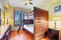 3-bedroom Penthouse in the Village/ walk to the Gondola/ top floor.
