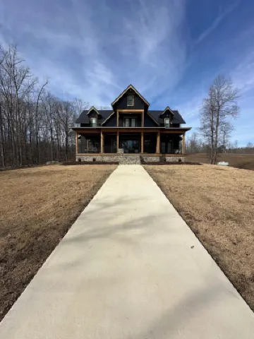 Stunning 4-bedroom house with amazing outdoor space and dock in Double Springs.