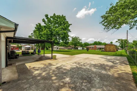 Spacious Home in Quiet Neighborhood - Half Mile from Historic Gallatin Square