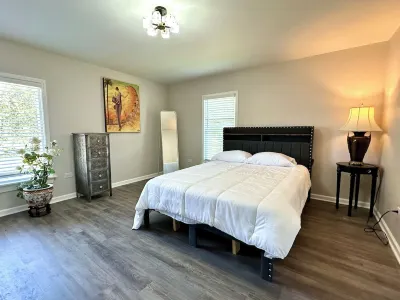 Lincoln Ave Home By Naval Base! Hotels near Waukegan Municipal Beach