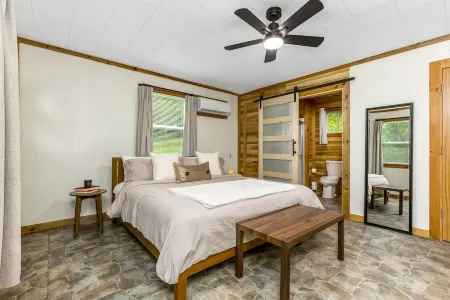 Creekside Cabin in Hocking Hills. Hot Tub + Large Private Yard. Dog-friendly!