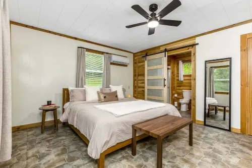 Creekside Cabin in Hocking Hills. Hot Tub + Large Private Yard. Dog-friendly!