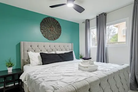 Relax & Recharge in a Cozy 2BR Отели рядом с достопримечательностью «Keck School of Medicine of USC Physician Assistant Program»