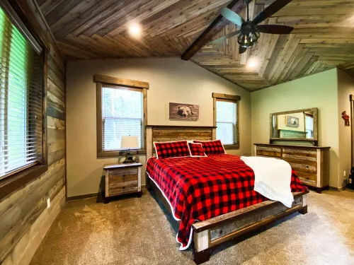 Henry's Rustic Retreat - Walk to Henry's Outlet - 20 mins to West Yellowstone!