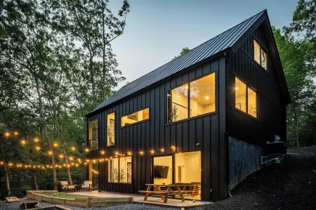 Luxe, Dogsok, Sauna,Hot Tub, FirePit, Bocce, GameRoom! Minutes to Bryce!