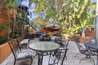 The Palms of Tampa - Private Courtyard
