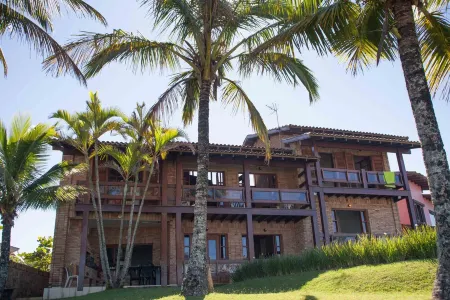 House in front of the sea with 5 suites, swimming pool, 3 living rooms, gated community