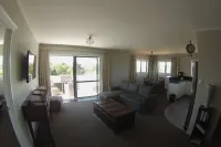 Skyline Apartments Raglan (Upper Apartment)