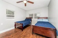 Charming 3-bedroom house in Kenner- Safe.. 15 mins to NOLA- Near MSY Airport