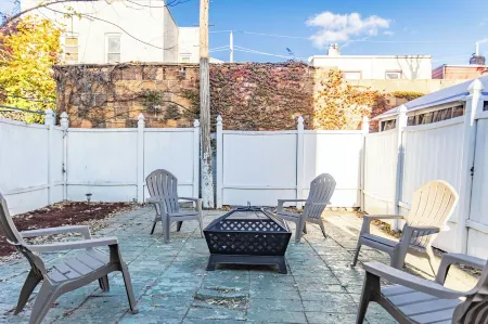 Urban Oasis 3Br Apt. w/ View of World Trade Center Отели рядом с достопримечательностью «Парк Либерти Стэйт»