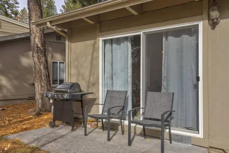 Cozy One Level Condo Walk to Lake. Minutes to Skiing and Hyatt Casino, Отели рядом с достопримечательностью «Sand Harbor Beach»