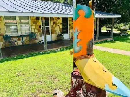 10th St. Bungalow Downtown, Bandera, TX. Отели в г. Бандера