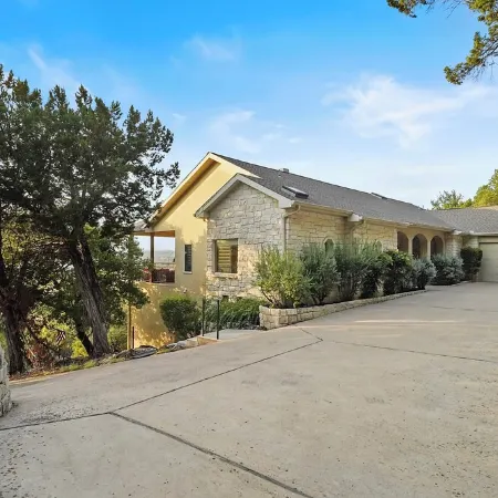 Lake Travis Chic with MILES of views and Awesome amenities