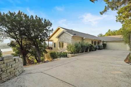 Lake Travis Chic with MILES of views and Awesome amenities