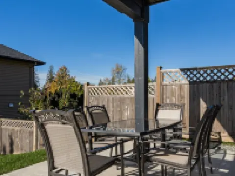 Modern Gateway Family-sized Suite in Thornhill-Maple Ridge - BC Hotels in Maple Ridge